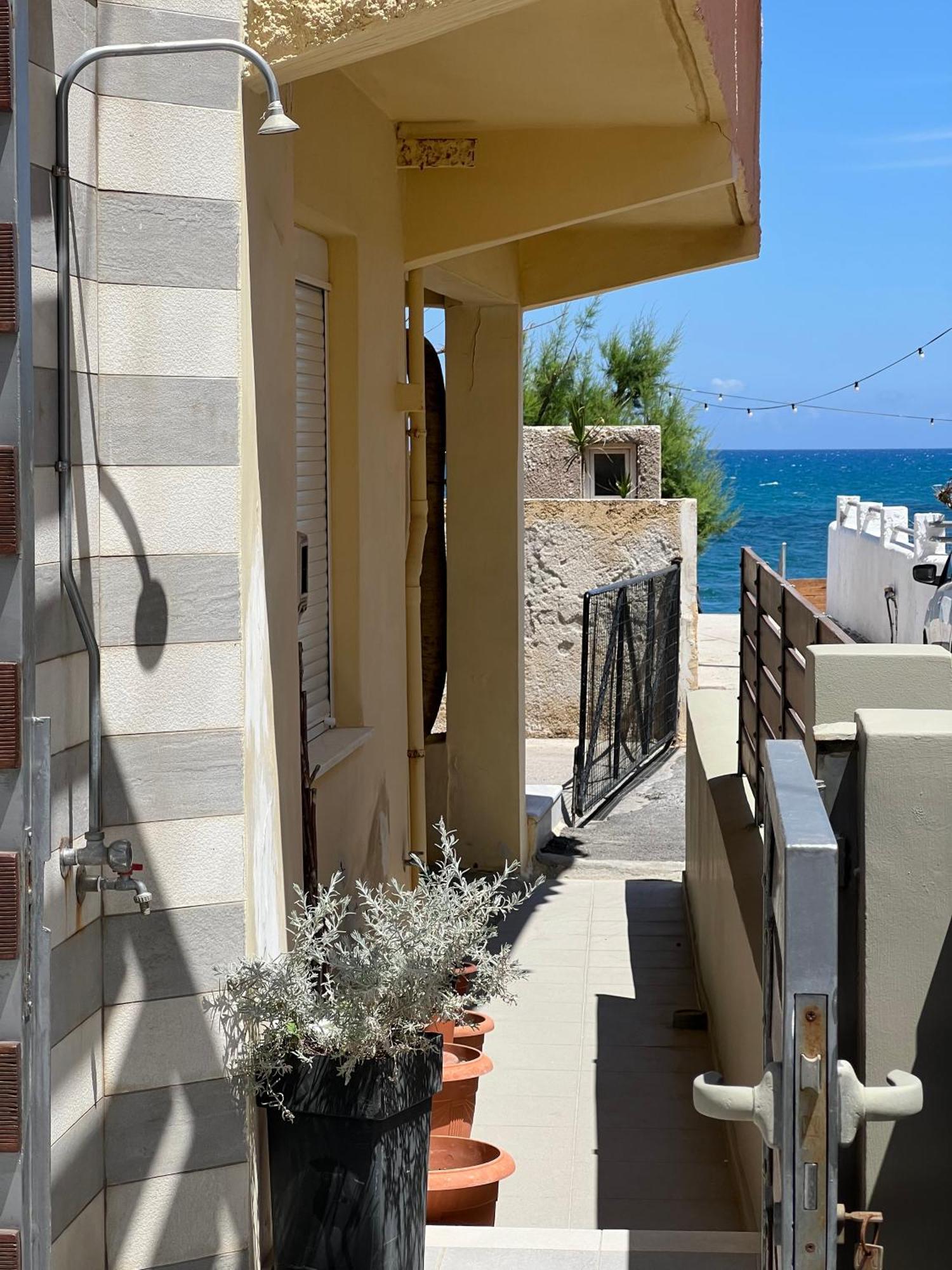 Artemis Rooms Two Steps By The Sea Platanés Exterior foto
